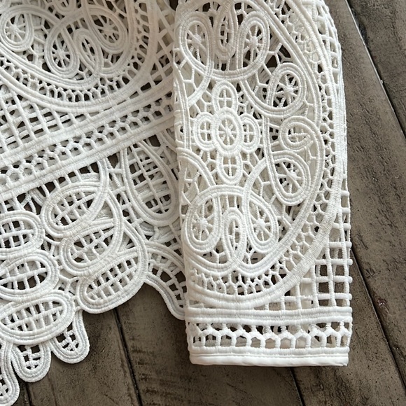 Aijek Embroidered Cropped Top Size 2 - Picture 4 of 8